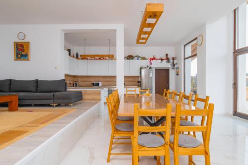 Къщата на Mечтите / House of the Dreams in เอพริลตซิ