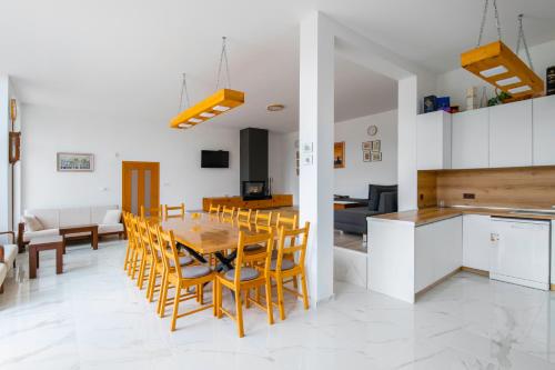 Къщата на Mечтите / House of the Dreams in เอพริลตซิ