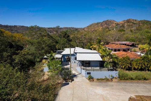 Vue extérieure, Brand-New 6BD Giant with Private Pool by SPCR in Potrero