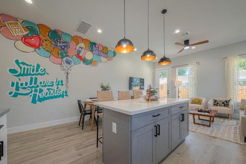 3BR Modern Boho Retreat Near Downtown- Enjoy Games, Books, Fast WiFi & King Bed! in Houston, USA