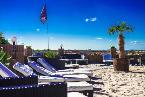 ชายหาด, SkyHotelGwarna in เลกนิกา