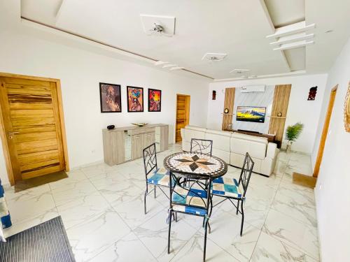Shared lounge/TV area, KEUR MATY Charmante et Moderne Villa 5 chambres, 5 salles de bains a Warang in Ouoran