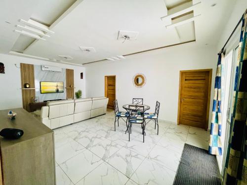 Shared lounge/TV area, KEUR MATY Charmante et Moderne Villa 5 chambres, 5 salles de bains a Warang in Ouoran