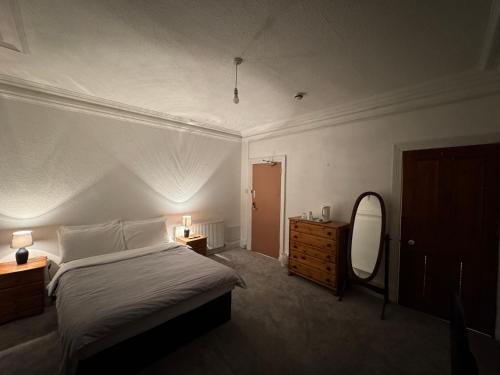 Hotels 24-7 - The Old Knoll Guesthouse in Newport