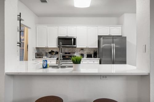 Luxury 5BR, 3BA Austin Retreat ~ Pool~ Parking in Austin, USA