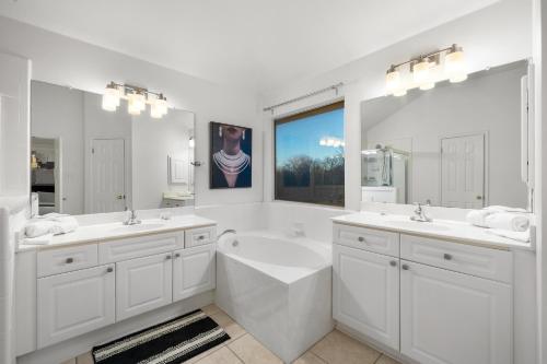 Luxury 5BR, 3BA Austin Retreat ~ Pool~ Parking in Austin, USA