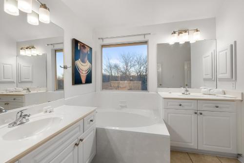 Luxury 5BR, 3BA Austin Retreat ~ Pool~ Parking in Austin, USA