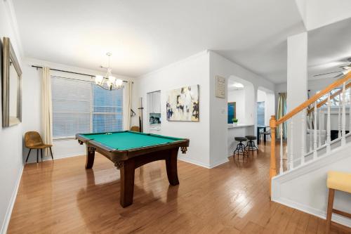 Luxury 5BR, 3BA Austin Retreat ~ Pool~ Parking in Austin, USA