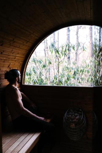 The Rosewood Cottage - Sauna, Soak, and Luxury in Fairview, USA