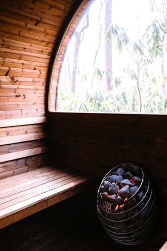 The Rosewood Cottage - Sauna, Soak, and Luxury in Fairview, USA