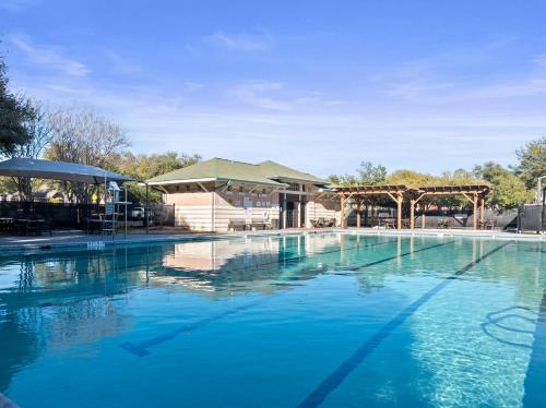 Luxury 5BR, 3BA Austin Retreat ~ Pool~ Parking in Austin, USA