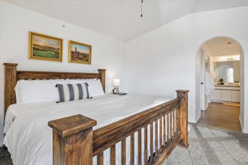 Penthouse condo on golf course. Close to landing!