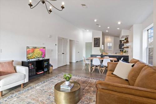 Penthouse condo on golf course. Close to landing!