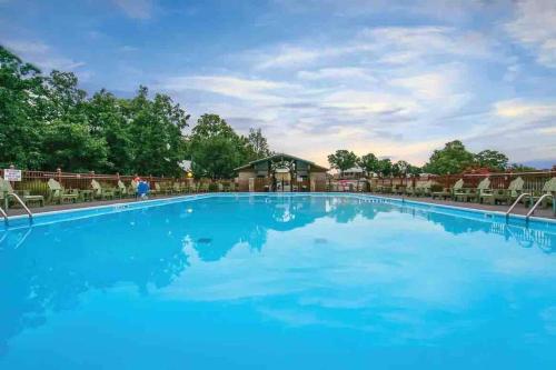 Penthouse condo on golf course. Close to landing! in Branson, USA