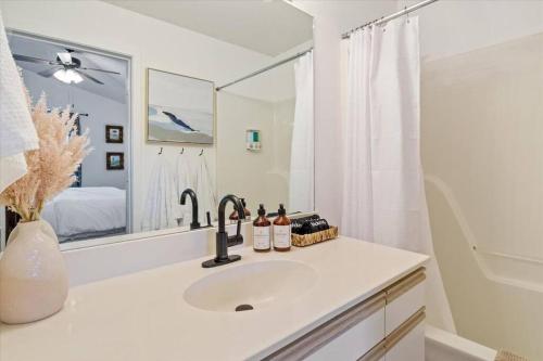 Penthouse condo on golf course. Close to landing! in Branson, USA