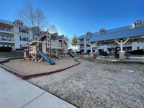 Penthouse condo on golf course. Close to landing!