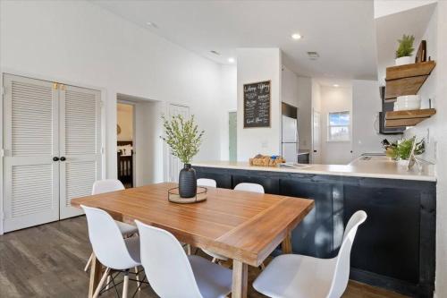 Penthouse condo on golf course. Close to landing!