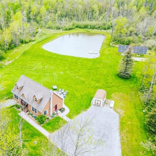 Relaxing Retreat in the Heart of the Finger Lakes!- Dog Friendly and Hot tub in Springwater, USA