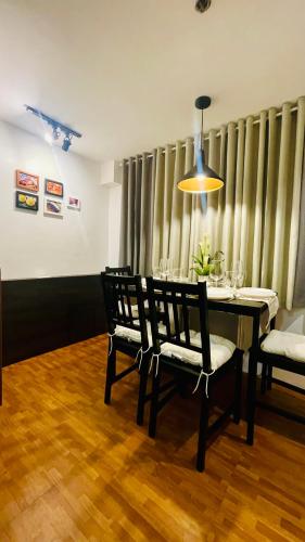 Modern Condo for Couple with Wi-Fi, Netflix & Kitchen, 1 min to MRT Boni 4