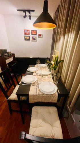Modern Condo for Couple with Wi-Fi, Netflix & Kitchen, 1 min to MRT Boni 5