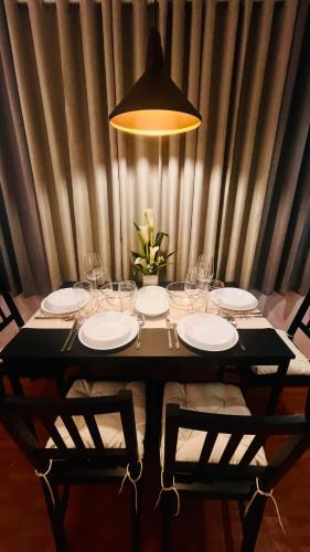 Modern Condo for Couple with Wi-Fi, Netflix & Kitchen, 1 min to MRT Boni 2