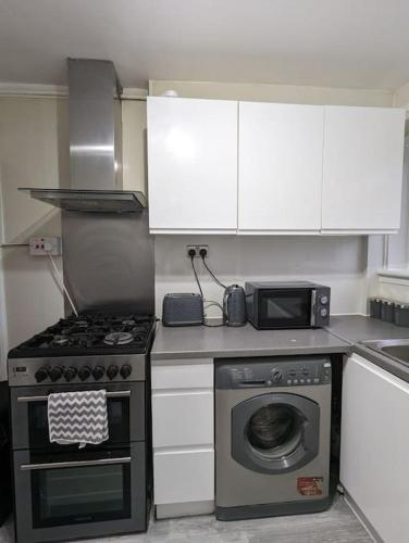 3 Bedroom Apartment Sleeps 8 in Slateford