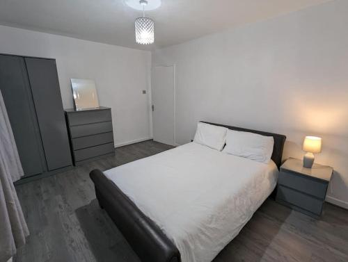 3 Bedroom Apartment Sleeps 8 in Slateford
