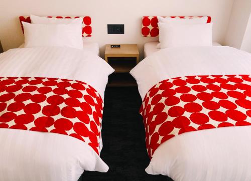 Standard Twin Room image 9