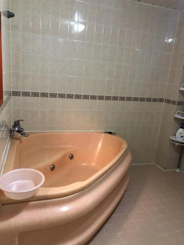 Twin Room with Shared Bathroom image 10