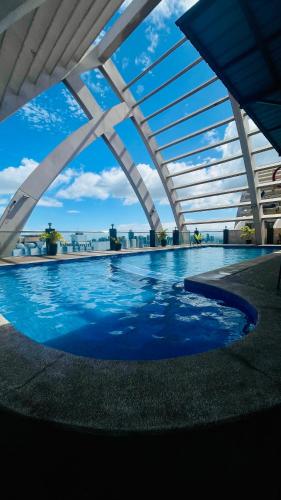 Modern Condo for Couple with Wi-Fi, Netflix & Kitchen, 1 min to MRT Boni 2