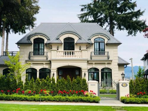 Luxury 5-bedrooms in Vancouver Point Grey