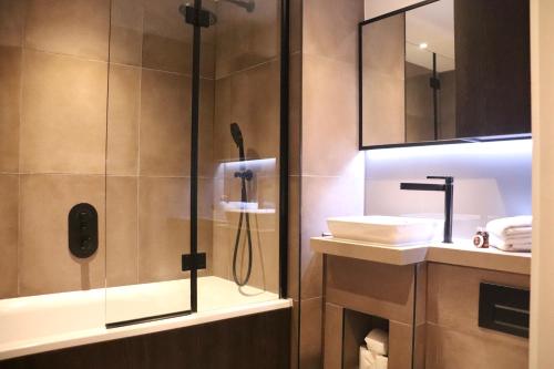 Luxury 2 Bed Apartment Vauxhall, Balcony, Sleeps 4, Central London - Open for Business stays, Long Stays, Families Relocating, London (photo 3)