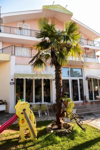 สนามเด็กเล่น, Hotel Restorant Halal Il Tramonto. in โวเร