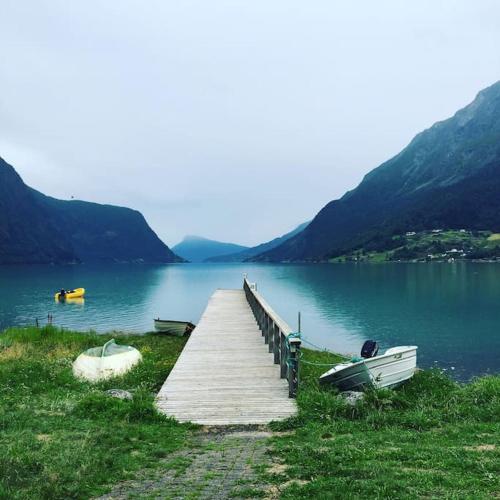 Cozy Nature Retreat, Danish Design w Jacuzzi option in Sogndal
