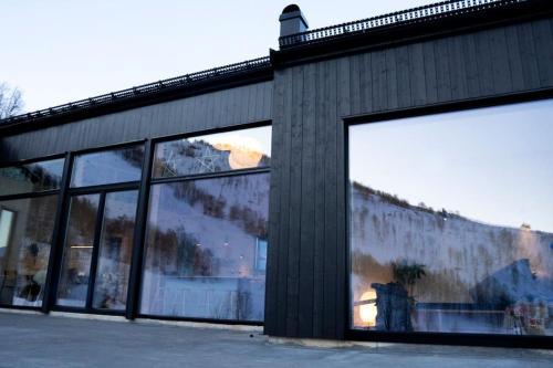 Cozy Nature Retreat, Danish Design w Jacuzzi option in Sogndal