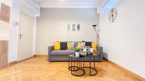 Syntagma square, 100sqm Luxurious family apt, Athens