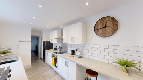 Central Stunning 3-Bed House - Free Parking