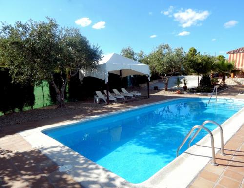 Villa Maria - Pista de Padel y Piscina - Baena
