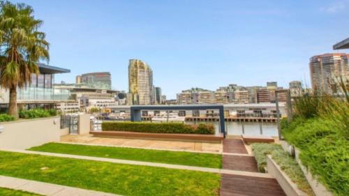 Docklands Cosy 1-bedroom apartment with WiFi, Gym, Pool & Garden Terrace.