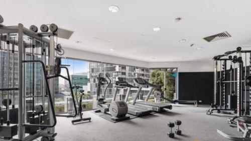 Docklands Cosy 1-bedroom apartment with WiFi, Gym, Pool & Garden Terrace.