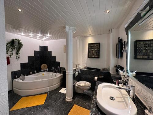 Bathroom, Das Haus am Kanal. in Hamberge