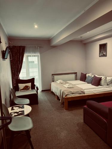 1 queen bed, 2 twin beds
