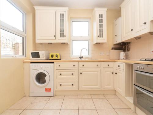 Garden Flat With a Heath Views & London Skyline - Pass the Keys - image 6