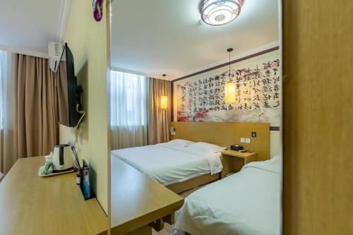 Happy Dragon Alley Hotel-In the city center with big window&free coffe, Fluent English speaking,Tourist attractions ticket service&food recommendation,Near Tian Anmen Forbiddencity,Near Lama temple,Easy to walk to NanluoAlley&Shichahai