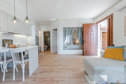 Paralio Astros Beachfront Suites in ลิไลก้า