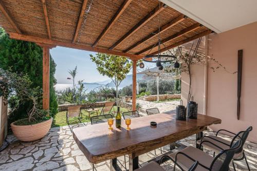 Paralio Astros Beachfront Suites in ลิไลก้า