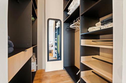 Nice Renting - DABRAY - Chic & Spacious Apartment in the Heart of Nice - Prime Location Near Attractions, Nice (photo 8)
