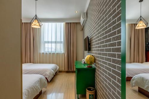 Happy Dragon Alley Hotel-In the city center with big window&free coffe, Fluent English speaking,Tourist attractions ticket service&food recommendation,Near Tian Anmen Forbiddencity,Near Lama temple,Easy to walk to NanluoAlley&Shichahai