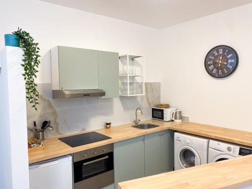 New Cozy Apartments In Porte de HAL Room Type - Family Room