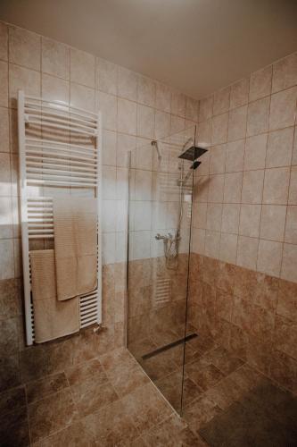 Zuhanyzó, Molnár Apartment (Molnar Apartment) in Gosztola